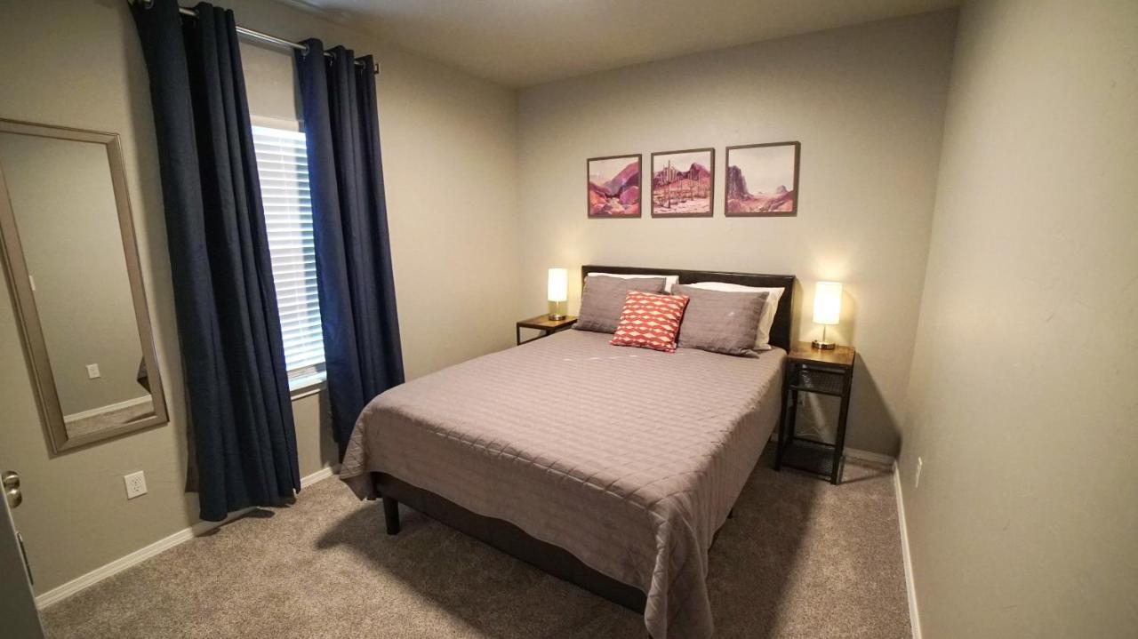 Rock & Roll House, Fiber Internet, Roku Tv, Washer & Dryer, By Dt Chickasha & Leg Lamp! Экстерьер фото